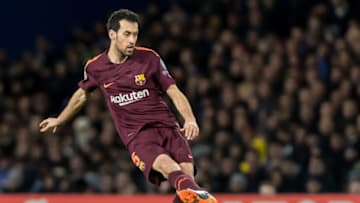 LONDON, ENGLAND - FEBRUARY 20: Sergio Busquets of Barcelona controls the ball during the UEFA Champions League Round of 16 First Leg match between Chelsea FC and FC Barcelona at Stamford Bridge on February 20, 2018 in London, United Kingdom. (Photo by TF-Images/Getty Images)