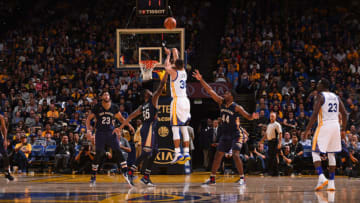 OAKLAND, CA - NOVEMBER 7: Stephen Curry #30 of the Golden State Warriors shoots hit 13th three pointer of the game and breaking the NBA record during the game against the New Orleans Pelicans on November 7, 2016 at ORACLE Arena in Oakland, California. NOTE TO USER: User expressly acknowledges and agrees that, by downloading and or using this photograph, user is consenting to the terms and conditions of Getty Images License Agreement. Mandatory Copyright Notice: Copyright 2016 NBAE (Photo by Noah Graham/NBAE via Getty Images)