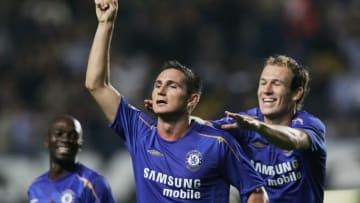 LONDON - SEPTEMBER 13: Frank Lampard of Chelsea celebrates scoring the first goal with Arjen Robbenduring the UEFA Champions League Group G match between Chelsea and RSC Anderlecht at Stamford Bridge on September 13, 2005 in London, England. (Photo by Ben Radford/Getty Images)