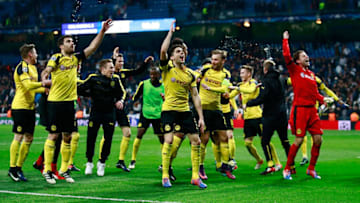 MADRID, SPAIN - DECEMBER 07: The Borussia Dortmund team celebrate with their fans on the pitch after the final whistle during the UEFA Champions League Group F match between Real Madrid CF and Borussia Dortmund at the Bernabeu on December 7, 2016 in Madrid, Spain. (Photo by Gonzalo Arroyo Moreno/Getty Images)