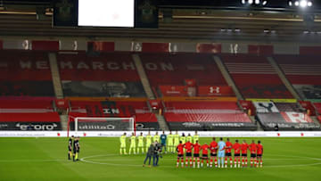 Players and officials observe a minute of silence for Remembrance Sunday ahead of kickoff during the English Premier League football match between Southampton and Newcastle United at St Mary's Stadium in Southampton, southern England on November 6, 2020. (Photo by Michael Steele / POOL / AFP) / RESTRICTED TO EDITORIAL USE. No use with unauthorized audio, video, data, fixture lists, club/league logos or 'live' services. Online in-match use limited to 120 images. An additional 40 images may be used in extra time. No video emulation. Social media in-match use limited to 120 images. An additional 40 images may be used in extra time. No use in betting publications, games or single club/league/player publications. / (Photo by MICHAEL STEELE/POOL/AFP via Getty Images)