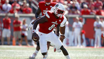 LOUISVILLE, KY - SEPTEMBER 30: Lamar Jackson #8 of the Louisville Cardinals runs with the ball during the game against the Murray State Racers at Papa John's Cardinal Stadium on September 30, 2017 in Louisville, Kentucky. (Photo by Andy Lyons/Getty Images)