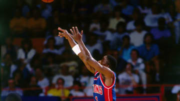 INGLEWOOD, CA - JUNE 19: Isiah Thomas #11 of the Detroit Pistons shoots against the Los Angeles Lakers during Game Six of the 1988 WNBA Finals on June 19, 1988 at the Great Western Forum in Inglewood, California. NOTE TO USER: User expressly acknowledges and agrees that, by downloading and or using this photograph, User is consenting to the terms and conditions of the Getty Images License Agreement. Mandatory Copyright Notice: Copyright 1988 NBAE (Photo by Andrew D. Bernstein/NBAE via Getty Images)