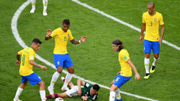 SAMARA, RUSSIA - JULY 02: Hirving Lozano of Mexico is surrounded by Philippe Coutinho, Paulinho, Miranda and Filipe Luis of Brazil during the 2018 FIFA World Cup Russia Round of 16 match between Brazil and Mexico at Samara Arena on July 2, 2018 in Samara, Russia. (Photo by Hector Vivas/Getty Images)