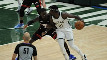 Miami Heat guard Kendrick Nunn (25) plays defense against Milwaukee Bucks guard Jrue Holiday (21)(Michael McLoone-USA TODAY Sports)