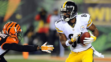Jan 9, 2016; Cincinnati, OH, USA; Pittsburgh Steelers wide receiver Antonio Brown (84) runs the ball against Cincinnati Bengals cornerback Chris Lewis-Harris (37) during the first quarter in the AFC Wild Card playoff football game at Paul Brown Stadium. Mandatory Credit: Christopher Hanewinckel-USA TODAY Sports