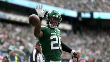 EAST RUTHERFORD, NEW JERSEY - SEPTEMBER 08: Le'Veon Bell #26 of the New York Jets signals for a first down against the Buffalo Bills during the at MetLife Stadium on September 08, 2019 in East Rutherford, New Jersey. The Buffalo Bills defeated the New York Jets 17-16. (Photo by Michael Owens/Getty Images)