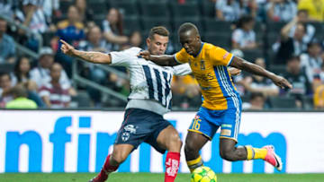 MONTERREY, MEXICO - MAY 13: Luis Advincula of Tigres fights for the ball with Edwin Cardona of Monterrey during the quarter finals second leg match between Monterrey and Tigres UANL as part of the Torneo Clausura 2017 Liga MX at BBVA Bancomer Stadium on May 13, 2017 in Monterrey, Mexico. (Photo by Azael Rodriguez/LatinContent/Getty Images)
