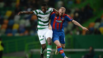 LISBON, PORTUGAL - MARCH 08: William Carvalho of Sporting Lisbon competes for the ball with Michal Krmencik of Viktoria Plzen during the UEFA Europa League Round of 16 first leg match between Sporting Lisbon and Viktoria Plzen at Estadio Jose Alvalade on March 8, 2018 in Lisbon, Portugal. (Photo by Octavio Passos/Getty Images)