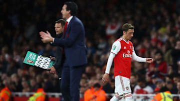 LONDON, ENGLAND - SEPTEMBER 24: Mesut Ozil of Arsenal is substituted as Unai Emery manager of Arsenal looks on during the Carabao Cup Third Round match between Arsenal and Nottingham Forest at Emirates Stadium on September 24, 2019 in London, England. (Photo by Julian Finney/Getty Images)