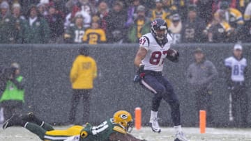 Dec 4, 2016; Green Bay, WI, USA; Houston Texans tight end C.J. Fiedorowicz (87) rushes with the football in front of Green Bay Packers linebacker Jayrone Elliott (91) after catching a pass during the second quarter at Lambeau Field. Mandatory Credit: Jeff Hanisch-USA TODAY Sports