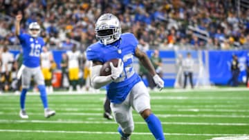 DETROIT, MICHIGAN - JANUARY 09: D'Andre Swift #32 of the Detroit Lions runs the ball to score a touchdown in the fourth quarter against the Green Bay Packers at Ford Field on January 09, 2022 in Detroit, Michigan. (Photo by Nic Antaya/Getty Images)