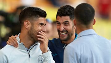 VILLARREAL, SPAIN - MAY 19: Marco Asensio (L) of Real Madrid talks to Alvaro Gonzalez of Villarreal prior to the La Liga match between Villarreal and Real Madrid at Estadio de La Ceramica on May 19, 2018 in Villarreal, Spain. (Photo by Manuel Queimadelos Alonso/Getty Images)