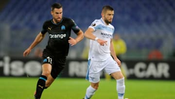 ROME, ITALY - NOVEMBER 08: Kevin Strootman of Olympique de Marseille compete for the ball with Valon Berisha of SS Lazio during the UEFA Europa League Group H match between SS Lazio and Olympique de Marseille at Stadio Olimpico on November 8, 2018 in Rome, Italy. (Photo by Marco Rosi/Getty Images)