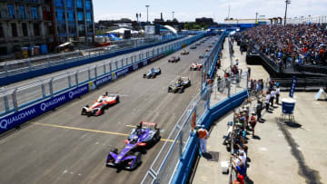 NEW YORK, NY - JULY 16: Sam Bird (GBR), DS Virgin Racing, Spark-Citroen, Virgin DSV-02, and Felix Rosenqvist (SWE), Mahindra Racing, Spark-Mahindra, Mahindra M3ELECTRO, lead at the start of the race during the New York City ePrix, tenth round of the 2016/17 FIA Formula E Series on July 16, 2017 in Brooklyn, New York City, NY, USA. (Photo by Steven Tee/LAT Images)