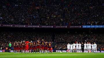 BARCELONA, SPAIN - APRIL 02: The players and fans observe a minute's silence in memory of the former FC Barcelona player and manager, Johan Cruyff before the La Liga match between FC Barcelona and Real Madrid CF at Camp Nou on April 2, 2016 in Barcelona, Spain. (Photo by Paul Gilham/Getty Images)