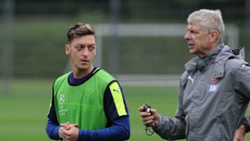 ST ALBANS, ENGLAND - SEPTEMBER 27: Mesut Ozil chats with Arsenal manager Arsene Wenger during a training session at London Colney on September 27, 2016 in St Albans, England. (Photo by Stuart MacFarlane/Arsenal FC via Getty Images)