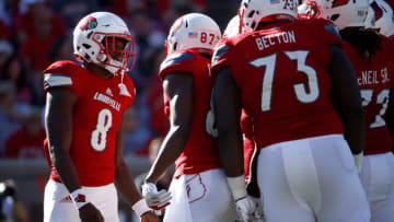 LOUISVILLE, KY - SEPTEMBER 30: Lamar Jackson #8 of the Louisville Cardinals calls a play in the huddle during the game against the Murray State Racers at Papa John's Cardinal Stadium on September 30, 2017 in Louisville, Kentucky. (Photo by Andy Lyons/Getty Images)