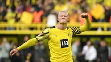 Dortmund's Norwegian forward Erling Braut Haaland celebrates scoring his team's third goal during the German first division Bundesliga football match BVB Borussia Dortmund v Mainz 05 in Dortmund, western Germany, on October 16, 2021. - DFL REGULATIONS PROHIBIT ANY USE OF PHOTOGRAPHS AS IMAGE SEQUENCES AND/OR QUASI-VIDEO (Photo by Ina Fassbender / AFP) / DFL REGULATIONS PROHIBIT ANY USE OF PHOTOGRAPHS AS IMAGE SEQUENCES AND/OR QUASI-VIDEO (Photo by INA FASSBENDER/AFP via Getty Images)