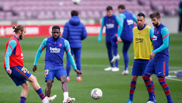 Oscar Mingueza of FC Barcelona warms up. (Photo by Eric Alonso/Getty Images)