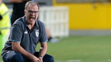 BERGAMO, ITALY - JULY 26: LOSC Lille coach Marcelo Bielsa shouts to his players during the pre-season friendly match between Atalanta BC and LOSC Lille at Stadio Atleti Azzurri d'Italia on July 26, 2017 in Bergamo, Italy. (Photo by Emilio Andreoli/Getty Images)