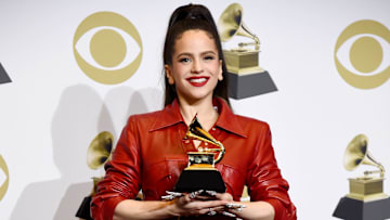 Rosalía luciendo uno de los premios Grammy que ganó