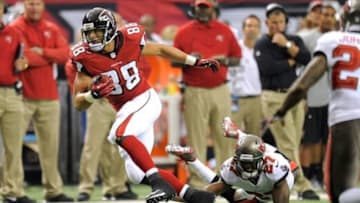 Oct 20, 2013; Atlanta, GA, USA; Atlanta Falcons tight end Tony Gonzalez (88) breaks a tackle by Tampa Bay Buccaneers cornerback Johnthan Banks (27) during the second half at the Georgia Dome. The Falcons defeated the Buccaneers 31-23. Mandatory Credit: Dale Zanine-USA TODAY Sports