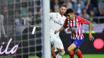 15.08.2018, Estland, Tallinn: Fußball: UEFA Supercup, Real Madrid - Atletico Madrid im Lilleküla Stadion. Real Madrid's Sergio Ramos (C) and Atletico Madrid's Angel Correa (R) fight for the ball next to Real Madrid's goalkeeper Keylor Navas. Photo: Marius Becker/dpa (Photo by Marius Becker/picture alliance via Getty Images)