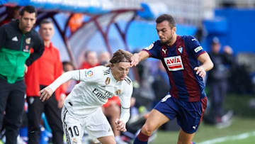 EIBAR, SPAIN - NOVEMBER 24: Luka Modric of Real Madrid duels for the ball with Joan Jordan of SD Eibar during the La Liga match between SD Eibar and Real Madrid CF at Ipurua Municipal Stadium on November 24, 2018 in Eibar, Spain. (Photo by Juan Manuel Serrano Arce/Getty Images)