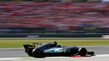 MONZA, ITALY - SEPTEMBER 03: Lewis Hamilton of Great Britain driving the (44) Mercedes AMG Petronas F1 Team Mercedes F1 WO8 on track during the Formula One Grand Prix of Italy at Autodromo di Monza on September 3, 2017 in Monza, Italy. (Photo by Mark Thompson/Getty Images)