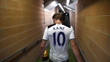 HULL, ENGLAND - MAY 21: Harry Kane of Tottenham Hotspur walks to the dressing rooms with the Premier League Golden Boot award after the Premier League match between Hull City and Tottenham Hotspur at KC Stadium on May 21, 2017 in Hull, England. (Photo by Laurence Griffiths/Getty Images)