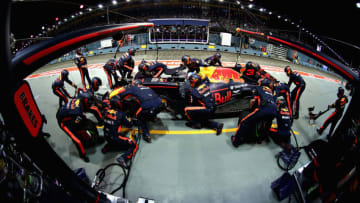 SINGAPORE - SEPTEMBER 17: Daniel Ricciardo of Australia driving the (3) Red Bull Racing Red Bull-TAG Heuer RB13 TAG Heuer makes a pit stop for new tyres during the Formula One Grand Prix of Singapore at Marina Bay Street Circuit on September 17, 2017 in Singapore. (Photo by Mark Thompson/Getty Images)