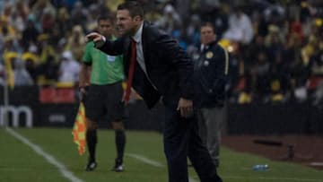 MEXICO CITY, MEXICO - APRIL 10: Greg Vanney coach of Toronto gives instructions to his players during the semifinal second leg match between America and Toronto at Azteca Stadium on April 10, 2018 in Mexico City, Mexico. (Photo by Luis Licona/Getty Images)