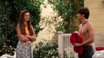 That ‘90s Show. (L to R) Olivia Sanabia as Serena, Mace Coronel as Jay Kelso in episode 105 of That ‘90s Show. Cr. Patrick Wymore/Netflix © 2022