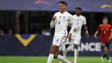 MILAN, ITALY - OCTOBER 10: Raphael Varane of France grimaces as he pulls up whilst running during the UEFA Nations League 2021 Final match between Spain and France at San Siro Stadium on October 10, 2021 in Milan, Italy. (Photo by Jonathan Moscrop/Getty Images)