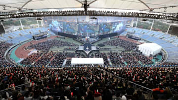 INCHEON, SOUTH KOREA - NOVEMBER 03: Supporters watch the Finals match of 2018 The League of Legends World Championship at Incheon Munhak Stadium on November 3, 2018 in Incheon, South Korea. (Photo by Chung Sung-Jun/Getty Images)
