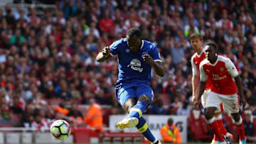 LONDON, ENGLAND - MAY 21: Romelu Lukaku of Everton scores his sides first goal during the Premier League match between Arsenal and Everton at Emirates Stadium on May 21, 2017 in London, England. (Photo by Paul Gilham/Getty Images)
