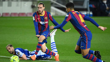 Real Sociedad's Belgian forward Adnan Januzaj (L) vies with Barcelona's Spanish defender Oscar Mingueza (C) (Photo by LLUIS GENE/AFP via Getty Images)