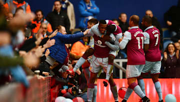 LONDON, ENGLAND - DECEMBER 18: Jonathan Kodjia of Aston Villa (c) celebrates scoring his side's first goal during the Sky Bet Championship match between Queens Park Rangers and Aston Villa at Loftus Road on December 18, 2016 in London, England. (Photo by Dan Mullan/Getty Images)
