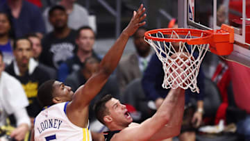 LOS ANGELES, CALIFORNIA - APRIL 21: Danilo Gallinari #8 of the Los Angeles Clippers drives to the basket against Kevon Looney #5 of the Golden State Warriors during the second half of Game Four of Round One of the 2019 NBA Playoffs at Staples Center on April 21, 2019 in Los Angeles, California. NOTE TO USER: User expressly acknowledges and agrees that, by downloading and or using this photograph, User is consenting to the terms and conditions of the Getty Images License Agreement. (Photo by Yong Teck Lim/Getty Images)