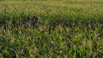 THERE'S SOMEONE INSIDE YOUR HOUSE (L to R) SYDNEY PARK as MAKANI YOUNG, THEODORE PELLERIN as OLLIE LARSSON in THERE'S SOMEONE INSIDE YOUR HOUSE. Cr. © 2021 Netflix, Inc.