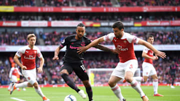 LONDON, ENGLAND - SEPTEMBER 23: Sokratis Papastathopoulos of Arsenal battles for possession with Theo Walcott of Everton during the Premier League match between Arsenal FC and Everton FC at Emirates Stadium on September 23, 2018 in London, United Kingdom. (Photo by Laurence Griffiths/Getty Images)