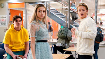 SAVED BY THE BELL -- "Pilot" Episode 101 -- Pictured: (l-r) Belmont Cameli as Jamie Spano, Josie Totah as Lexi, Mitchell Hoog as Mac Morris -- (Photo by: Casey Durkin/Peacock)