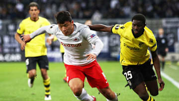 SALZBURG, AUSTRIA - NOVEMBER 23: Hwang Hee-chan of Red Bull Salzburg is challenged by Alhassan Wakaso of Vitoria Guimaraes during the UEFA Europa League group I match between FC Salzburg and Vitoria Guimaraes at Red Bull Arena on November 23, 2017 in Salzburg, Austria. (Photo by Adam Pretty/Getty Images)