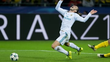 DORTMUND, GERMANY - SEPTEMBER 26: Gareth Bale of Real Madrid and Sokratis of Dortmund battle for the ball during the UEFA Champions League group H match between Borussia Dortmund and Real Madrid at Signal Iduna Park on September 26, 2017 in Dortmund, Germany. (Photo by TF-Images/TF-Images via Getty Images)