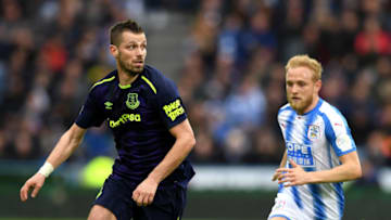 HUDDERSFIELD, ENGLAND - APRIL 28: Morgan Schneiderlin of Everton runs with the ball under pressure from Alex Pritchard of Huddersfield Town during the Premier League match between Huddersfield Town and Everton at John Smith's Stadium on April 28, 2018 in Huddersfield, England. (Photo by Shaun Botterill/Getty Images)