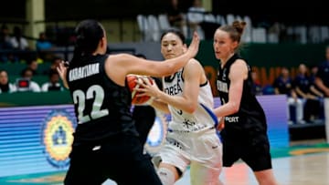 Leeseul Kang (C) of South Korea is blocked by New Zealand's Ashleigh Karaitiana (L) and Anotnia Edmondson during the 2019 FIBA Women's Asia Cup basketball match between New Zealand and South Korea in Bangalore on September 27, 2019.  (Photo by Abhishek N. CHINNAPPA / AFP) (Photo credit should read ABHISHEK N. CHINNAPPA/AFP via Getty Images)