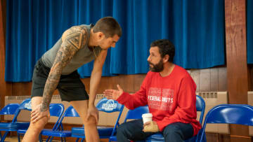 HUSTLE (L-R) JUAN HERNANGOMEZ as BO CRUZ, ADAM SANDLER as STANLEY BEREN. SCOTT YAMANO/NETFLIX