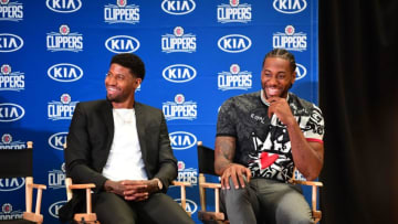 US basketball players Kawhi Leonard (R) and Paul George are introduced as the new players of the Los Angeles Clippers during a press conference in Los Angeles on July 24, 2019. (Photo by FREDERIC J. BROWN / AFP) (Photo credit should read FREDERIC J. BROWN/AFP/Getty Images)