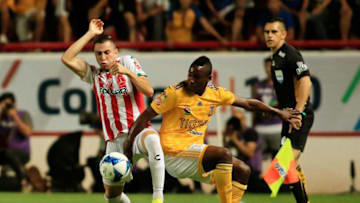 AGUASCALIENTES, MEXICO - AUGUST 26: Manuel Mayorga (L) of Necaxa and Julian Quinones (R) of Tigres competes for the ball during the 7th round match between Necaxa and Tigres UANL as part of the Torneo Apertura 2018 Liga MX at Victoria Stadium on August 26, 2018 in Aguascalientes, Mexico. (Photo by Cesar Gomez/Jam Media/Getty Images)